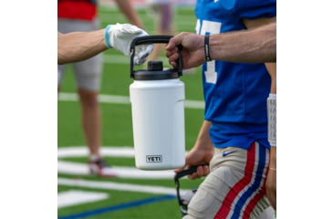 Image of Yeti Silo Half Gallon Jug w/MagDock Chug Cap